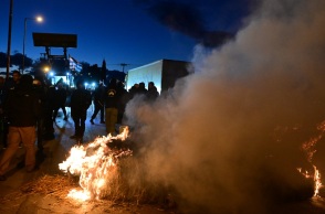 Ένταση στο μπλόκο της Θήβας μεταξύ αγροτών και Αστυνομίας - Άναψαν φωτιά σε άχυρα