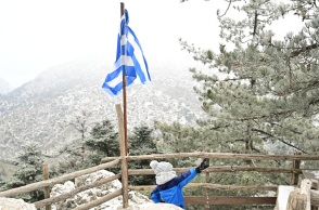 Στα «λευκά» ντύθηκε η Πάρνηθα - Εντυπωσιακές εικόνες από τα πρώτα χιόνια της χρονιάς
