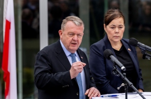 Ο υπουργός Εξωτερικών της Δανίας Lars Lokke Rasmussen (L) και η υπουργός Εξωτερικών της Γροιλανδίας Vivian Motzfeldt