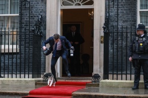 Απρόοπτο στη Ντάουνινγκ Στριτ: Ο φωτογράφος του Πολωνού προέδρου παραλίγο να πατήσει τον Λάρι