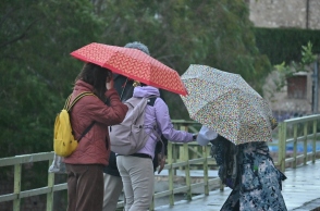 Καιρός, περαστικοι, βροχη