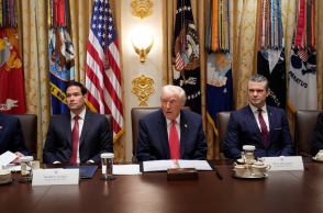 Ο πρόεδρος των ΗΠΑ, Ντόναλντ Τραμπ με το επιτελείο του στον Λευκό Οίκο