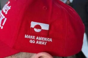 «Make America Go Away»: κόκκινα καπέλα γίνονται σύμβολο αντίστασης στη Δανία για τη Γροιλανδία
