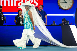 Η εντυπωσιακή είσοδος της Ναόμι Οσάκα στο Australian Open με outfit εμπνευσμένο από… μέδουσα