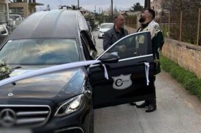 Με νεκροφόρα στον γάμο του για «να κάνει τη διαφορά»
