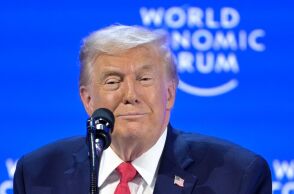 Από το Νταβός στη Γροιλανδία: ο Τραμπ ζητά «άμεσες διαπραγματεύσεις» για την απόκτηση του νησιού και ταράζει τη διεθνή σκηνή