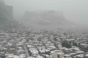 Η Καλαμπάκα ξύπνησε στα λευκά - Εντυπωσιακές εικόνες από το χιονισμένο τοπίο