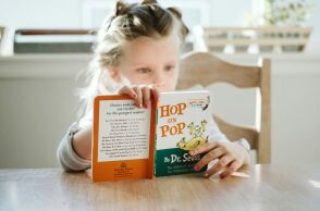 Σάλος στη Φλόριντα για βιβλίο με το… «τρίο» των ελαφιών