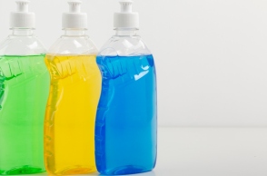 6 πράγματα που καθαρίζει το σαπούνι πιάτων καλύτερα από τα πιάτα