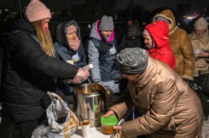 Μέλη της κοινότητας Sant’Egidio διανέμουν ζεστά γεύματα σε ηλικιωμένους και άπορους σε κατοικημένη περιοχή του Κιέβου στην Ουκρανία