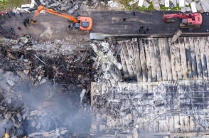 Συντρίμμια, καπνός, οδύνη | Η επόμενη ημέρα από την έκρηξη στην μπισκοτοβιομηχανία Βιολάντα 