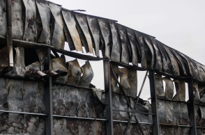 Συντρίμμια, καπνός, οδύνη | Η επόμενη ημέρα από την έκρηξη στην μπισκοτοβιομηχανία Βιολάντα 