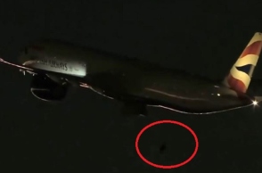 Τροχός πέφτει από αεροπλάνο κατά την απογείωση