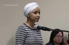 Επίθεση δέχτηκε η βουλευτής των Δημοκρατικών, Ιλχάν Ομάρ