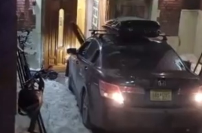 Αυτοκίνητο γκρεμίζει την είσοδο συναγωγής στη Νέα Υόρκη