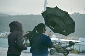 βροχη, ανεμος, περαστικοι, λιμανι