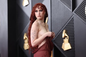 Grammy 2026: Η τολμηρή τόπλες εμφάνιση της Τσάπελ Ρόουν τράβηξε όλα τα βλέμματα στο κόκκινο χαλί