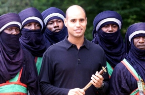 Ο Σαΐφ Καντάφι, γιος του Λίβυου ηγέτη με μέλη της φυλής Τουαρέγκ, 2002