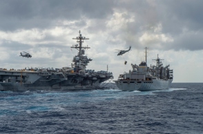 Το αεροπλανοφόρο Lincoln κατά τη διάρκεια ανεφοδιασμού