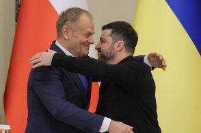 Ο Ουκρανός Πρόεδρος Βολοντίμιρ Ζελένσκι (δεξιά) και ο Πολωνός Πρωθυπουργός Ντόναλντ Τουσκ (αριστερά) σε συνέντευξη Τύπου μετά τη συνάντησή τους στο Παλάτι Μαριίνσκι στο Κίεβο της Ουκρανίας