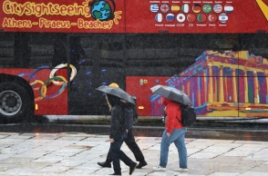 Καιρός, περαστικοι, βροχη