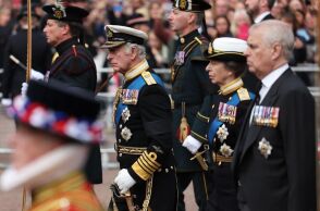 Ο βασιλιάς Κάρολος παίρνει αποστάσεις από τον αδελφό του Άντριου: «Βαθιά ανησυχία» για τις νέες καταγγελίες