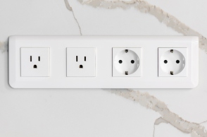 Γιατί οι πρίζες δεν είναι ίδιες παντού; Η μικρή λεπτομέρεια που έχει μεγάλη ιστορία