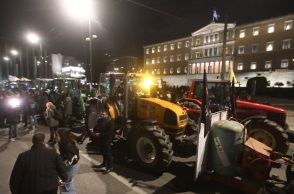 Οι αγρότες διανυκτέρευσαν στο Σύνταγμα με τα τρακτέρ τους - Πότε θα αναχωρήσουν