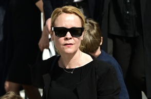 Η κόρη του Αναστάση Παπαληγούρα, Λένα Παπαληγούρα, στην κηδεία του πατέρα της