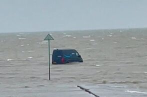 Οδηγός της Amazon ακολούθησε GPS και κατέληξε… στον Τάμεση