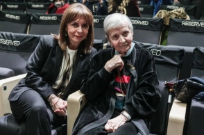 Η Κατερίνα Σακελλαροπούλου αποχαιρετά την Ελένη Γλύκατζη-ΑΡΒΕΛΕΡ	