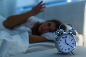 Ξυπνάς τα ξημερώματα; Δοκίμασε αυτή την τεχνική για να ξανακοιμηθείς