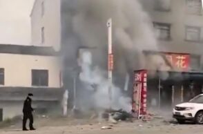 To κατεστραμμένο κατάστημα από την πολύνεκρη έκρηξη βεγγαλικών