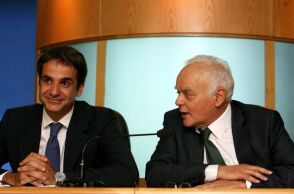 O Κυριάκος Μητσοτάκης και ο Αντώνης Μανιτάκης, κατά την παράδοση παραλαβή του Υπουργείου Διοικητικής Μεταρρύθμισης