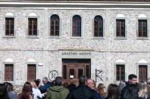 Απολογείται ο ιδιοκτήτης της Βιολάντα - Έξω από το δικαστήριο εργαζόμενοι ως ένδειξη συμπαράστασης