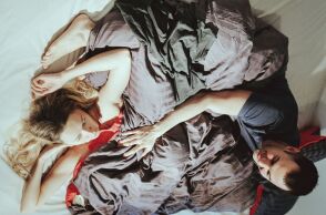 Είναι εφικτά τα πλατωνικά sleepovers; Τι λένε οι ειδικοί και γιατί το TikTok διχάζεται