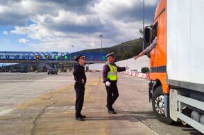 Έλεγχος της τροχαίας σε φορτηγό στα διόδια