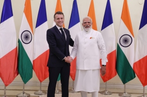 Ο πρωθυπουργός της Ινδίας, Ναρέντρα Μόντι με τον Γάλλο πρόεδρο, Εμανουέλ Μακρόν