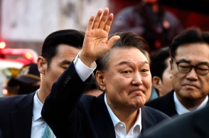 Ο ισοβίτης πρώην πρόεδρος της Νότιας Κορέας Γιουν Σουκ Γιέολ χαιρετά τους υποστηρικτές του 