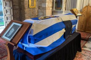 Το τελευταίο «αντίο» στην Ελένη Γλύκατζη-Αρβελέρ: Σε λαϊκό προσκύνημα στο παρεκκλήσι της Μητρόπολης η σορός της