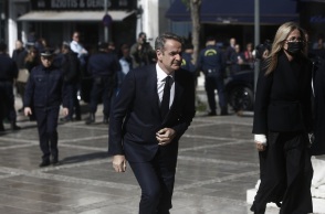 Ο πρωθυπουργός Κυριάκος Μητσοτάκης και η σύζυγός του Μαρέβα Γκραμπόφσκι προσέρχονται στη Μητρόπολη Αθηνών για να παραστούν στην κηδεία της Ακαδημαϊκού Ελένης Γλύκατζη-Αρβελέρ