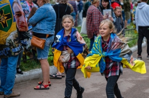 Κορίτσια από την Ουκρανία πηγαίνουν να συναντήσουν αιχμαλώτους πολέμου μετά από ανταλλαγή κρατουμένων 