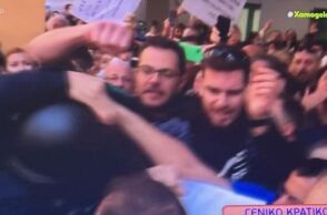 Στιγμιότυπο από την ανάρτηση του Άδωνι Γαωργιάδη, όπου δέχεται τη γροθιά από τον γιατρό