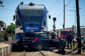 Σύγκρουση ΙΧ με τον Προαστιακό στην Πάτρα