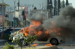 Καμένα αυτοκίνητα σε δρόμο της Γκουανταλαχάρα, μετά την εξόντωση του «El Mencho»