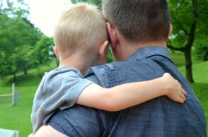 Παιδί στην αγκαλιά του πατέρα του