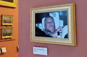 Η εξευτελιστική φωτογραφία του Πρίγκηπα Άντριου στο Λούβρο