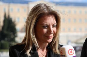 H Mαρία Καρυστιανού καταγγέλλει ότι της έκλεισαν το μικρόφωνο στο Σύνταγμα