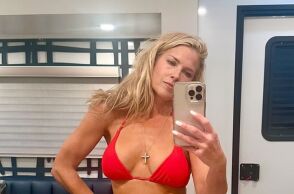 Η Άλι Λάρτερ γιόρτασε τα 50 της με μπικίνι...παρότι δηλώνει ότι δεν της αρέσουν οι σκηνές με μαγιό