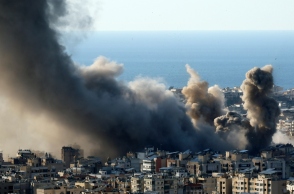 Καπνός υψώνεται μετά από ισραηλινή αεροπορική επιδρομή στο Μπουρτζ Αλ Μπαρατζνέ, στα νότια προάστια της Βηρυτού, στον Λίβανο